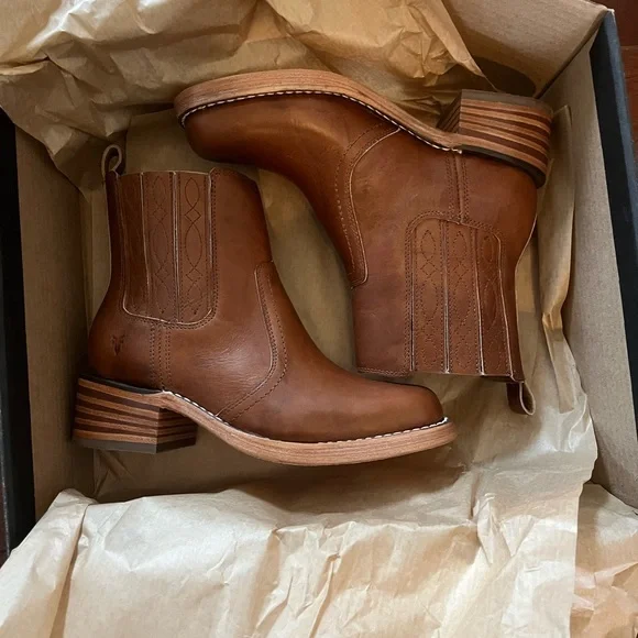 Frye Campus Chelsea Tan Ankle Boots - Picture 2 of 3